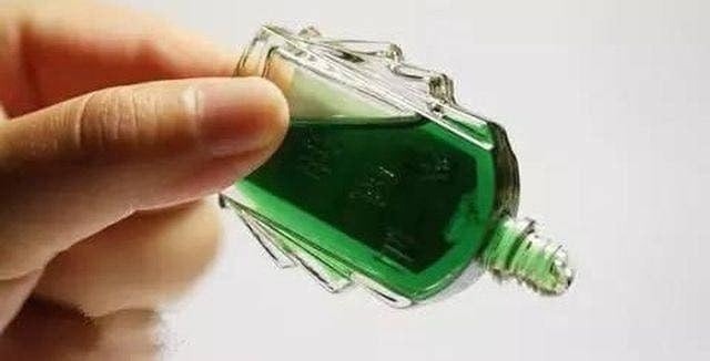 Nếu da bạn bị dính keo 502, hãy nhỏ vài giọt dầu gió lên vị trí bị dính và chà nhẹ.