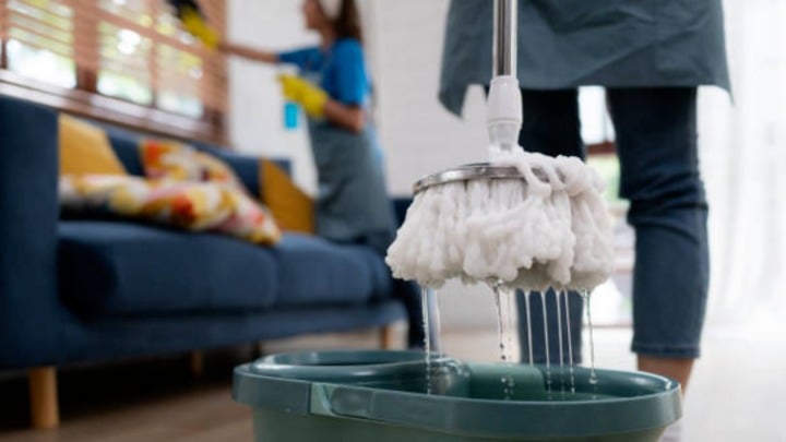 Lau sạch gương kính thường là công việc mà nhiều người cảm thấy phiền toái, vì thường để lại vệt đọng nước.