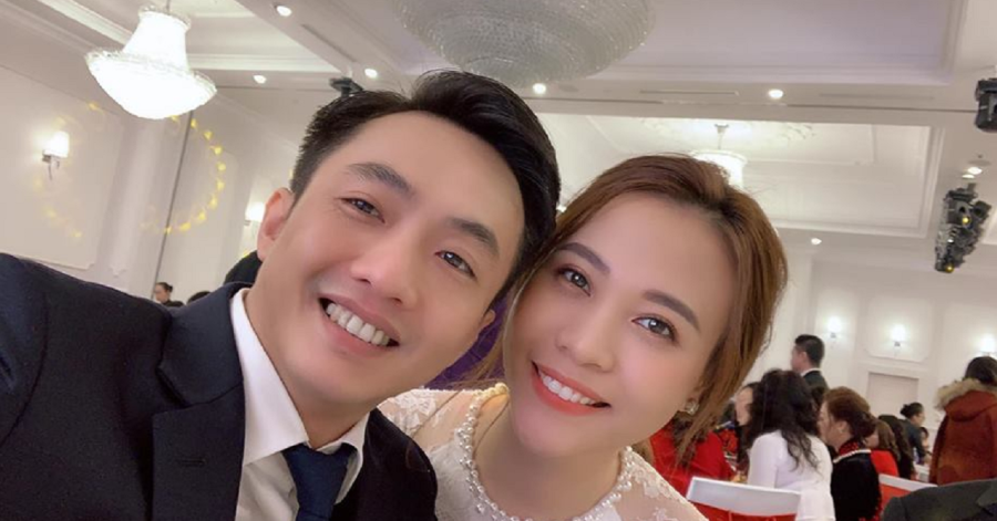 Người đẹp Đàm Thu Trang bất ngờ tiết lộ về chuyện quen Cường Đô La. Được biết, cả hai tình cờ gặp nhau trong một quán cà phê, ngay sau đó “đại gia phố núi” đã chào hỏi cô. Trước đó, Cường Đô La từng nhờ một người bạn xin số điện thoại của cô nhưng bị cô thẳng thừng từ chối vì cảm thấy phiền phức. 