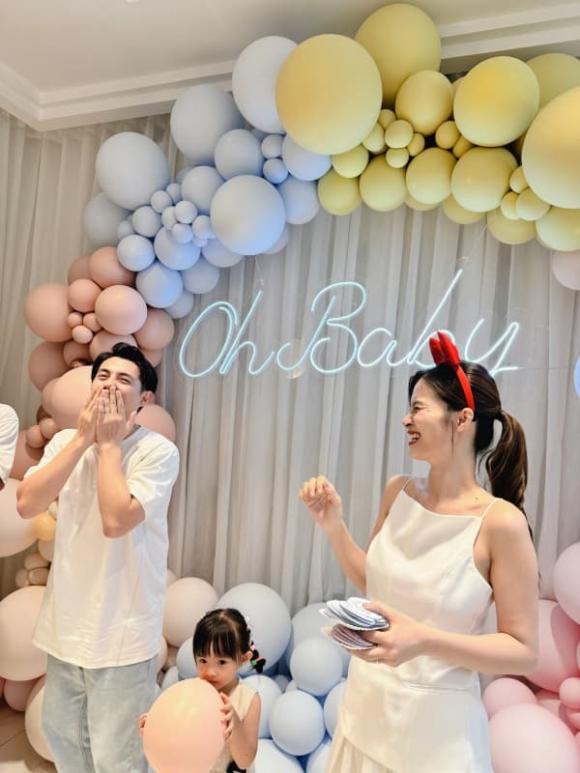 Mới đây, vợ chồng Đông Nhi - Ông Cao Thắng đã mở “đại hội Shbet111 slot, casino, thể thao, xổ số” bao gồm Shbet111 slot, casino, thể thao, xổ số 2 bên và bạn bè thân thiết để dự đoán giới tính em bé. Đông Nhi đã lật tấm bảng màu hồng và bật nhạc ca khúc 