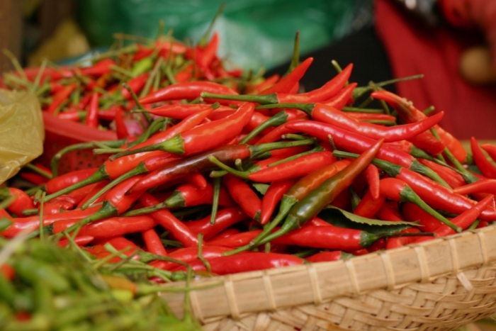 Bạn có thể dùng lá ớt hoặc quả ớt chữa đau lưng