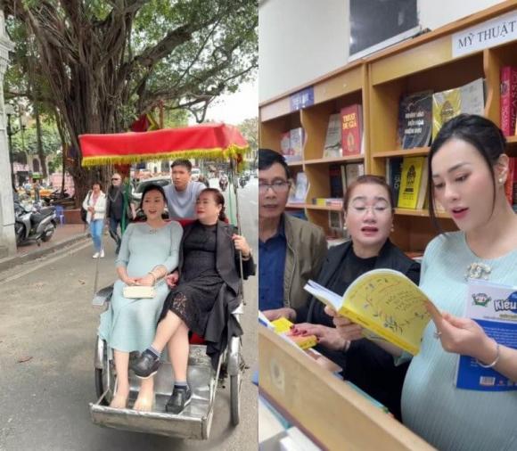 Phương Oanh hạnh phúc khi bố mẹ lên thăm.  