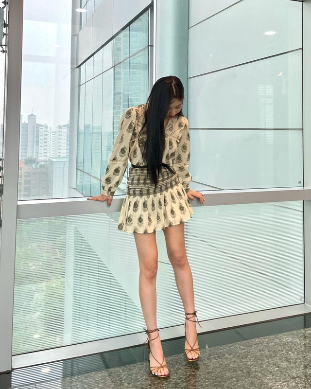 Đôi sandal dây buộc của Joy rất phù hợp với mẫu váy ngắn họa tiết. Sự kết hợp này tạo nên bộ Shbet999 com đăng nhập tôn dáng tối ưu, cách mặc này áp dụng mùa hè là chuẩn bài rồi.     