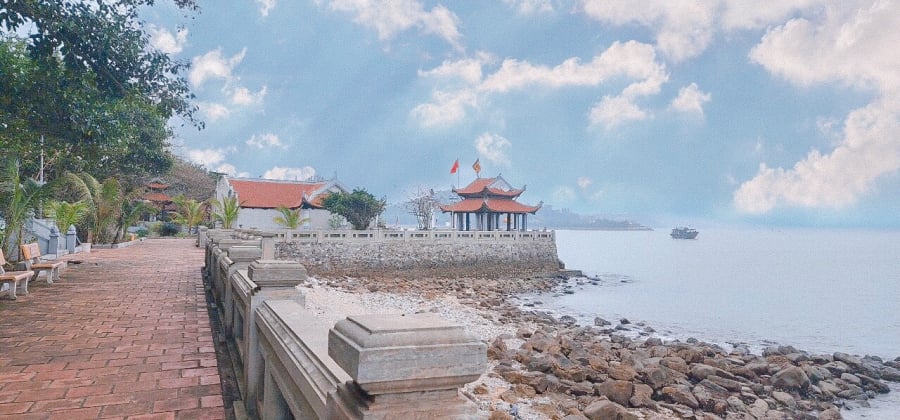 Nằm trên hòn đảo Dấu hiện còn tồn tại một ngôi đền linh thiêng