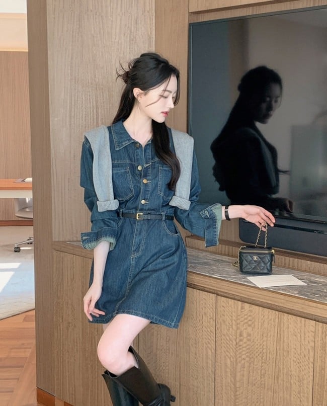 Bạn cũng nên chọn kiểu váy denim có độ dài trên gối nếu muốn trông gọn gàng, thanh thoát hơn thay vì váy dài qua gối.