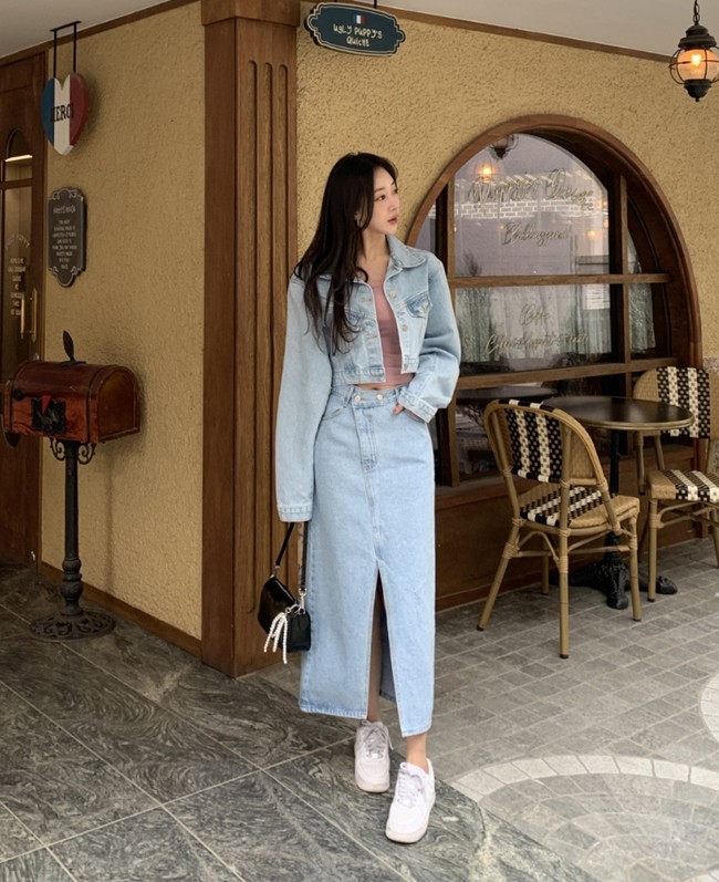 Nếu muốn trở nên chất chơi hơn, hãy mix cùng một item từ denim khác như áo áo khoác hoặc áo dây.