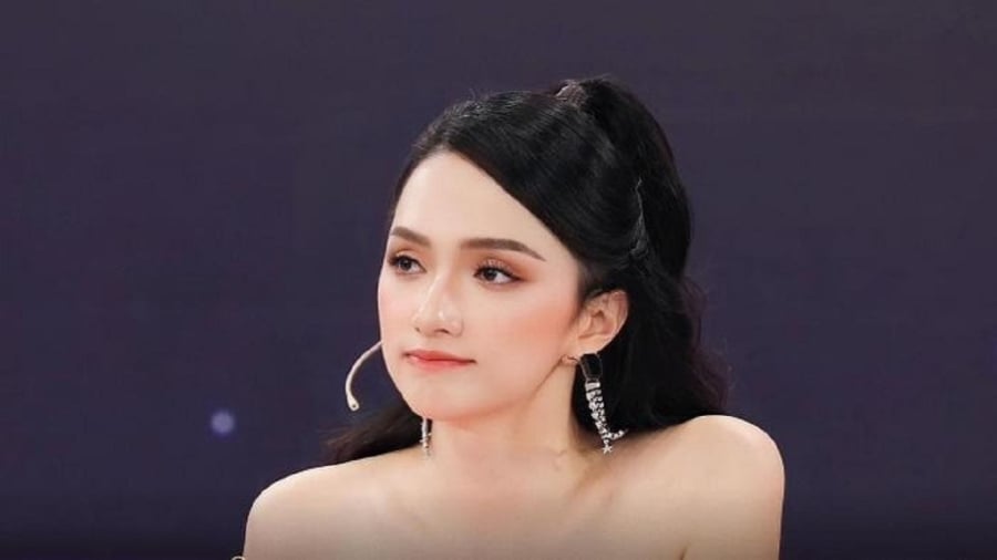 Vừa qua, mạng xã hội xôn xao thông tin hot TikToker Phạm Thoại sẽ tổ chức lễ cưới. Bên cạnh như hoang mang, Hương Giang tuyên bố sẽ lấy vợ nếu như thông tin Phạm Thoại kết hôn là chính xác.  Sau đó, loạt khoảnh khắc trong lễ cưới của Phạm Thoại đã được chia sẻ rầm rộ trên mạng xã hội, càng khiến dân tình có cơ sở để tin rằng, hot TikToker nổi tiếng Hải Phong kết hôn. Lúc này, Hương Giang thể hiện trạng thái tim đập mạnh, viết: 