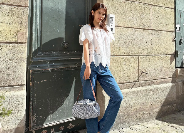 Áo blouse trắng và quần jeans xanh là 