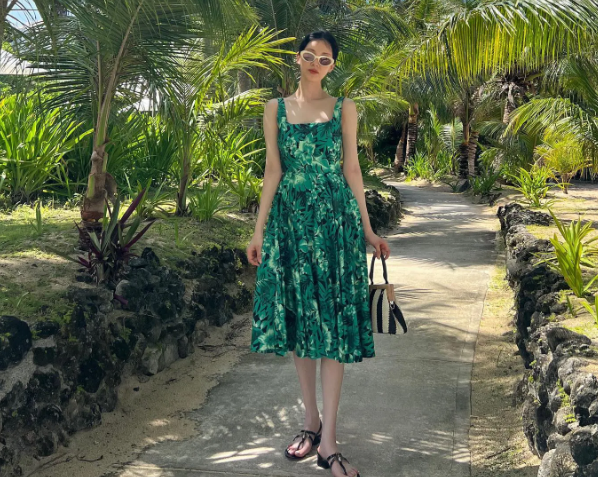 Vváy họa tiết đã rất nổi bật, Seohyun đã chọn túi xách, sandal và kính mắt màu trung tính để đảm bảo sự hài hòa cho tổng thể Shbet999 com đăng nhập.