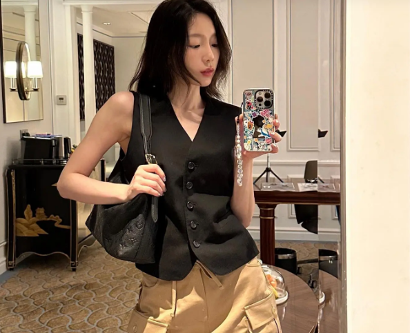 Taeyeon diện chân váy ngắn rất sang xịn mịn. Mỹ nhân sinh năm 1989 đã kết hợp chân váy ngắn màu be với áo gile để tạo nên bộ Shbet999 com đăng nhập hợp trend.    