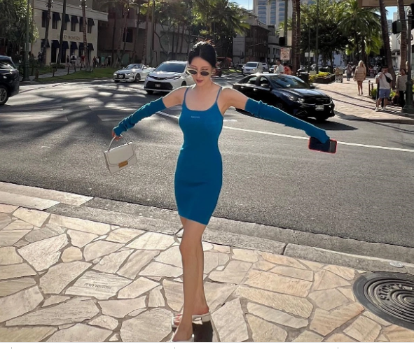 Seohyun tôn lên vóc dáng chuẩn khi diện mẫu váy ngắn ôm sát,  ống tay tăng vẻ yêu kiều cho set váy. Seohyun đã đi đôi dép mule phóng khoáng, sành điệu.    