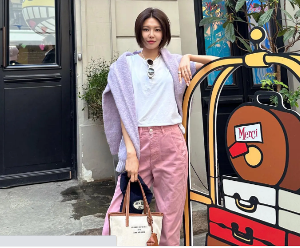 Sooyoung kết hợp áo thun trắng với quần màu hồng pastel và tô điểm áo len quàng vai màu tím nhạt. Bộ Shbet999 com đăng nhập của Sooyoung có sự tươi sáng, nổi bật mà vẫn trang nhã.     