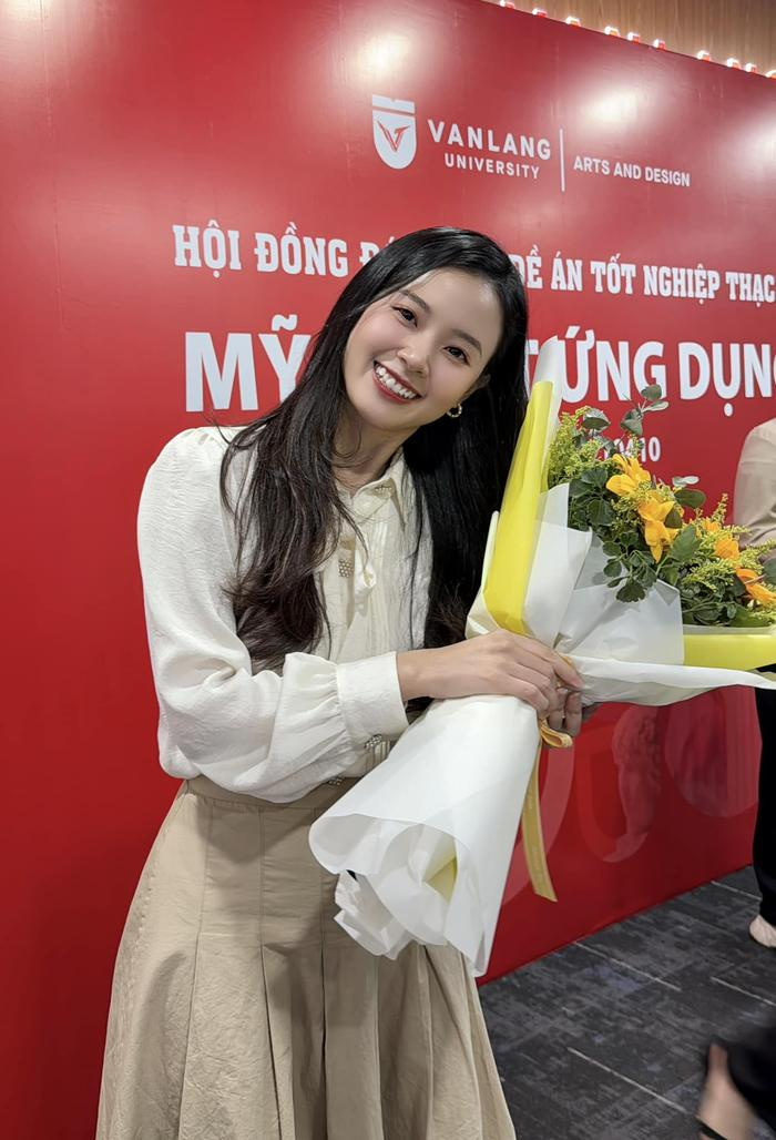  Người đẹp nở nụ cười đầy hạnh phúc khi đạt thành tích mới trong sự nghiệp học tập.