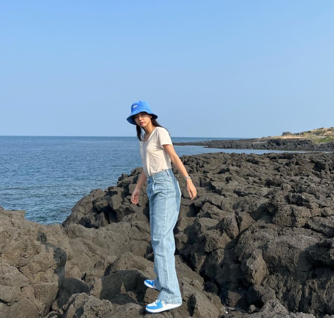 Áo thun trắng và quần jeans xanh là công thức diện đồ đơn giản nhưng vẫn ghi điểm thanh lịch, trang nhã. Để outfit thêm tươi tắn, ngọt ngào, Hyeri đã đội mũ bucket và đi giày thể thao tông màu xanh nhạt. Cách mặc này có thể diện đi chơi đi làm đều đẹp nhé. 