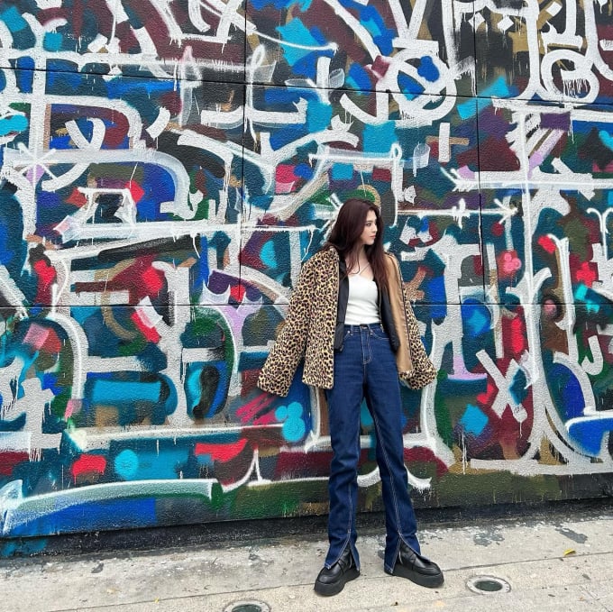 Áo yếm màu trắng và quần jeans kết hợp không kém phần trẻ trung, bụi bặm. Tổng thể Shbet999 com đăng nhập trở nên nổi bật hơn nhờ chiếc áo khoác họa tiết da báo.    