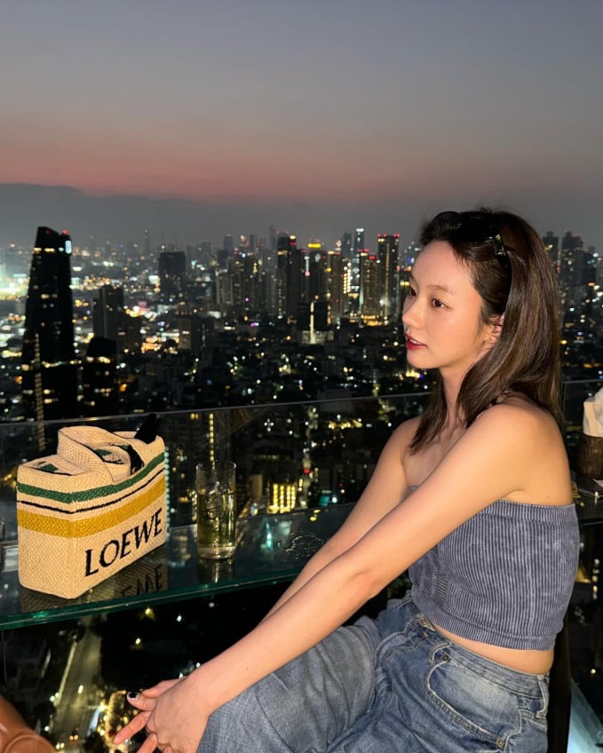 Hyeri thường diện quần jeans theo cách nữ tính, nổi bật và còn tôn lên nét quyến rũ của người mặc. Ý tưởng diện đồ này có tính ứng dụng cao mà ai cũng có thể học hỏi.     