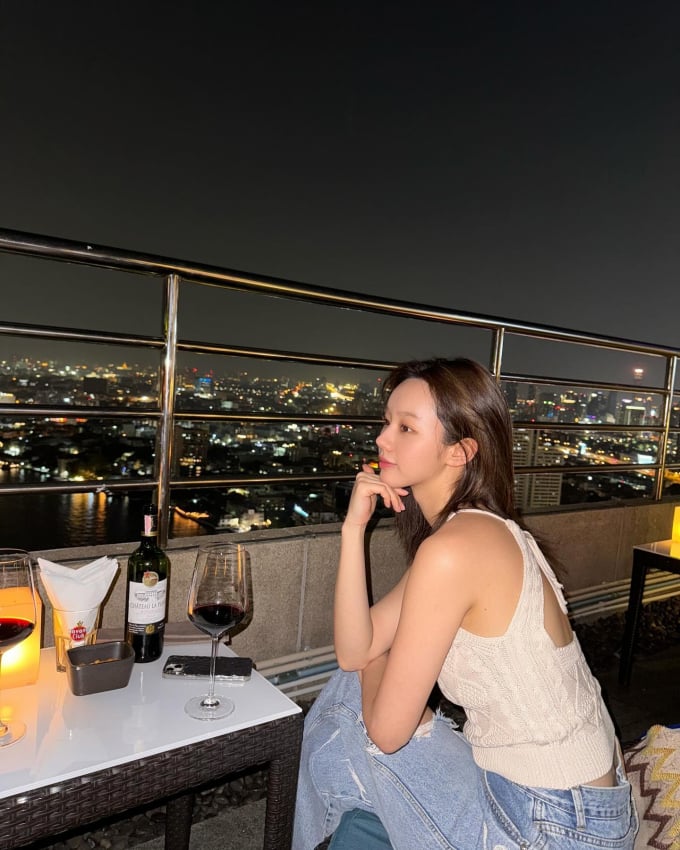 Áo gile len và quần jeans xanh là sự kết hợp đơn giản nhưng nhờ sơ vin mà chiều cao vẫn được 