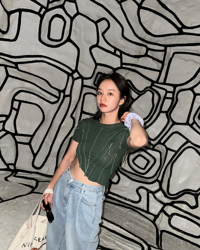 Cô nàng kết hợp mẫu quần rộng rãi này với áo crop top ôm sát. Chiếc áo là điểm nhấn nổi bật và quyến rũ cho người mặc. Bộ Shbet999 com đăng nhập thêm phần ấn tượng nhờ chiếc túi vải tote và dây buộc vải scrunchie.    