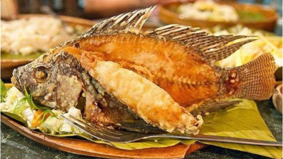 Cá sau khi chiên vừa vàng rụm, vừa không sợ dính chảo. 