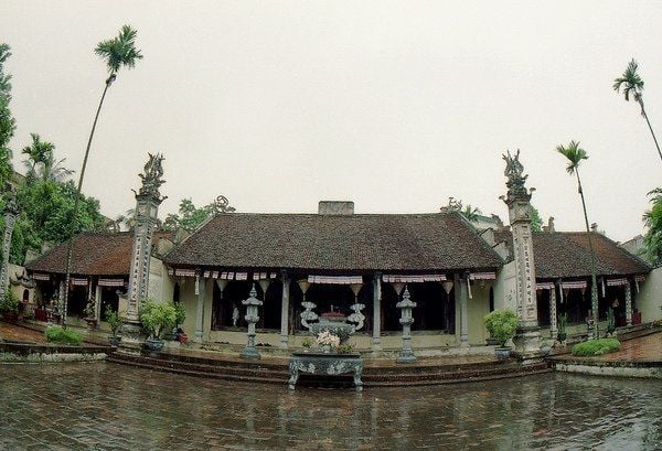 Dãy nhà ở trung tâm được xây dựng cao ráo hơn và nhô ra một chút so với hai bên, đây chính là tòa Tam Bảo