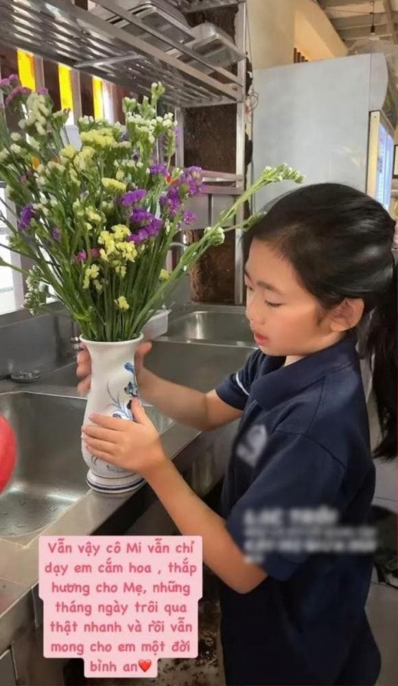 ô bé liên tục chăm sóc bàn thờ của mẹ một cách cẩn thận