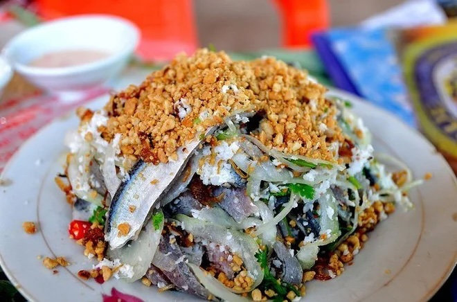 Gỏi cá trích được lòng du khách và người dân địa phương nhờ hương vị đặc trưng