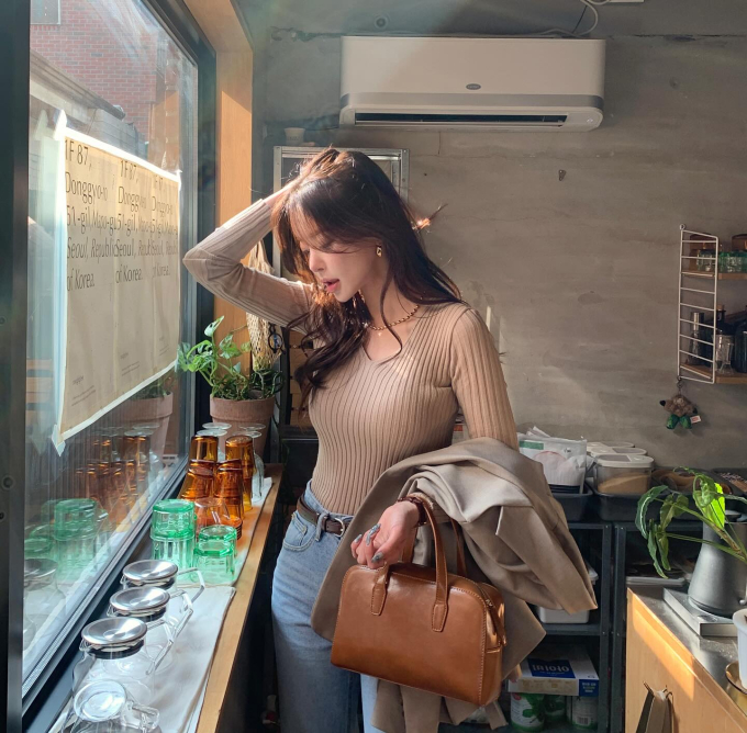 Có nhiều phiên bản thắt lưng da nhưng các nàng hãy ưu tiên món đồ tối giản, mang tông màu đen hoặc nâu.