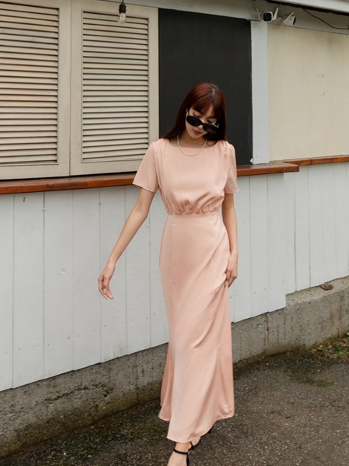 Chiếc váy lụa cổ vuông rất đẹp  