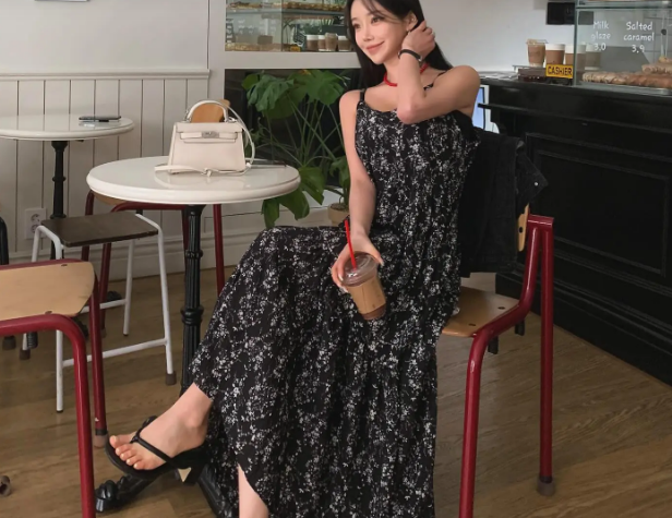 Mẫu váy hai dây họa tiết màu đen có thể mang đến nổi bật cho phong cách mà còn ghi điểm trang nhã. Đôi mule cao gót rất phù hợp với mẫu váy bay bổng.    