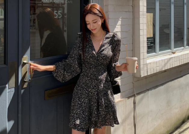Chi tiết cổ chữ V và phom dáng ngắn, kiểu váy này sẽ tôn dáng cao ráo, thon thả hơn. Ngay cả khi diện váy họa tiết, chị em cũng đừng bỏ qua các món phụ kiện. Set váy họa tiết sẽ thêm phần long lanh nhưng vẫn ghi điểm tinh tế nếu thêm khuyên tai, vòng cổ.     