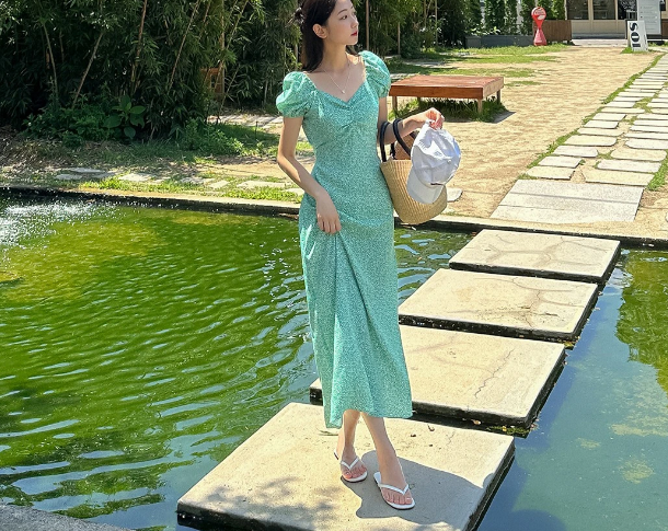 Các nàng đừng bỏ qua những mẫu váy cổ vuông, tay bồng khi hoàn thiện phong cách mùa hè. Kiểu váy này mang đến nét sang chảnh giúp nàng rẻ trung hơn, từ đó có được những tấm hình 