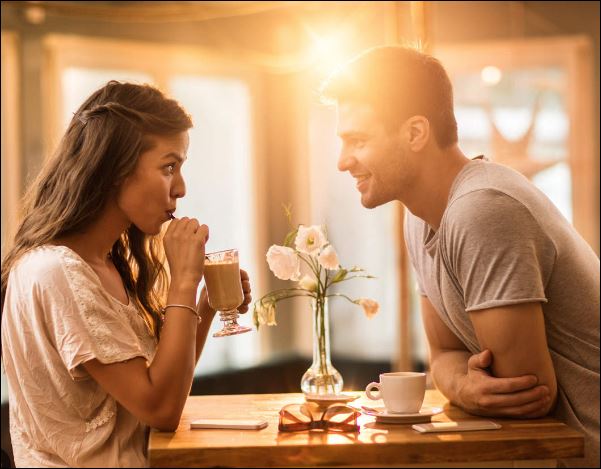 Khi yêu ai mà chẳng muốn được tâm sự, trò chuyện với người mình yêu. Nếu được chia sẻ thật lòng thì sẽ cực kỳ hạnh phúc. (ảnh minh họa)