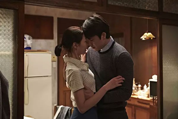 Khi ông Giang nhắc về vợ cũ của mình, ông luôn cảm thấy bị hạn chế, bị kiểm soát, và không hài lòng với việc giới hạn chi tiêu của mình. 