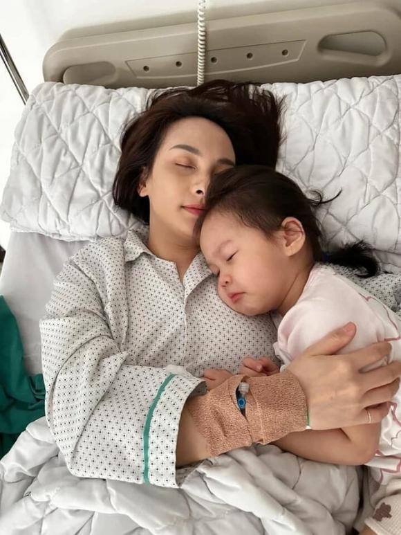 Phản ứng của con Bảo Thanh khiến dân tình xúc động.  