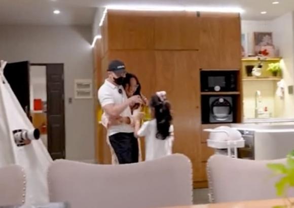 Khoảnh khắc cả nhà đoàn tụ gây chú ý.