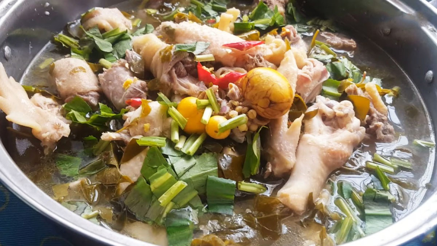 Món lẩu gà lá giang được nhiều người yêu thích