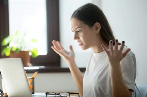 Nhiều người thường xuyên chia sẻ về sự giàu có hay những món đồ xa xỉ của mình trên các nền tảng mạng xã hội.  (ảnh minh họa)