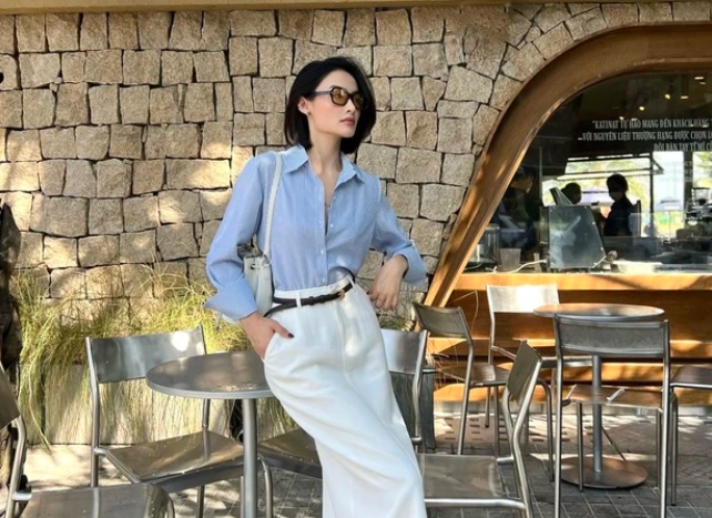 Các cô nàng điệu đà có thể kết hợp áo sơ mi kẻ sọc cùng chân váy dài chất liệu jean hoặc midi. Sự thô cứng, có phần nghiêm túc của sơ mi kẻ sọc được mềm mại hóa bởi nét thướt tha của chân váy dài.     