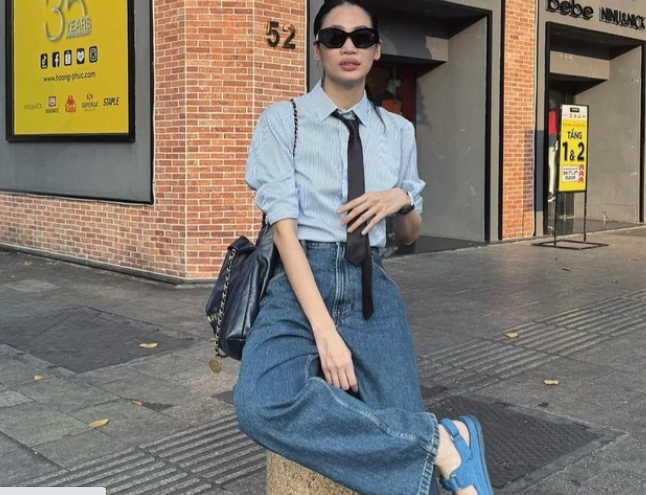  Trương Thanh Trúc lựa chọn cà vạt đen, túi xách và dép xăng đan denim đến từ thương hiệu Chanel để phối hợp hài hòa với bản phối có phần đơn giản. Tất cả tạo nên một tổng thể cân đối và phá cách đầy sáng tạo.    
