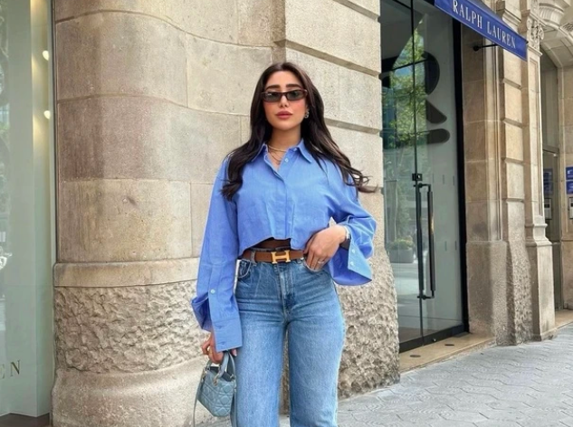 Sơ mi kẻ sọc dáng crop top và quần denim cạp cao giúp người mặc 