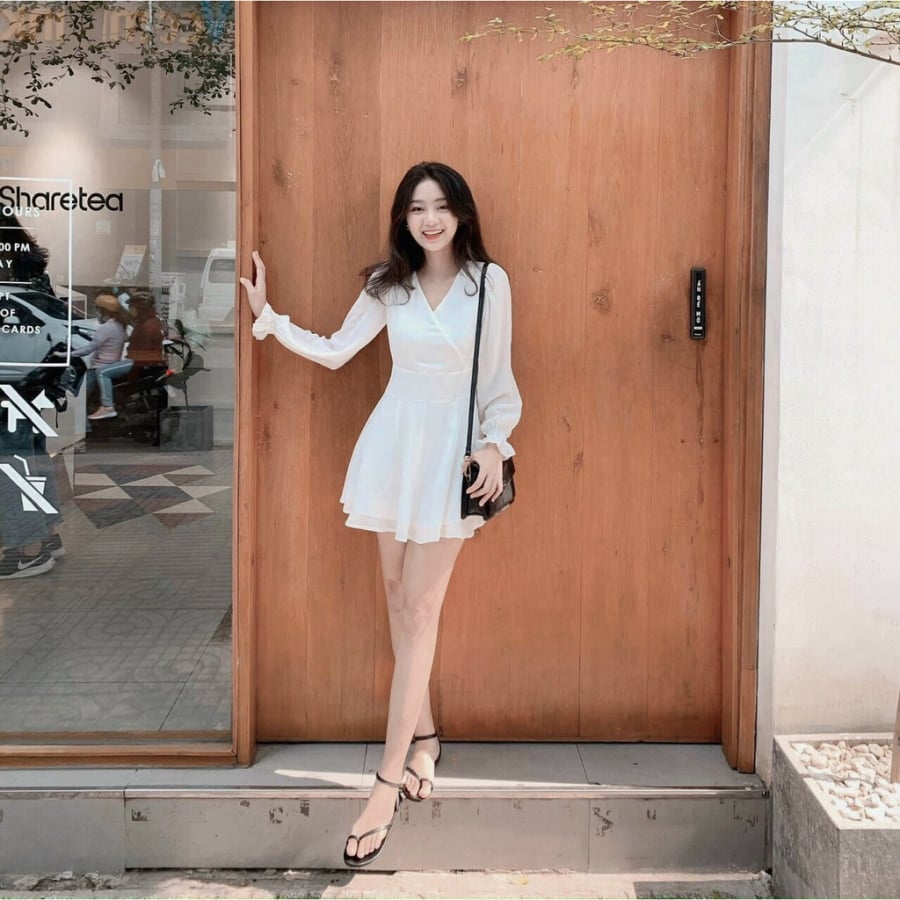 Tóc xõa tự nhiên là sự lựa chọn không bao giờ lỗi mốt khi bạn khoác lên mình chiếc váy liền