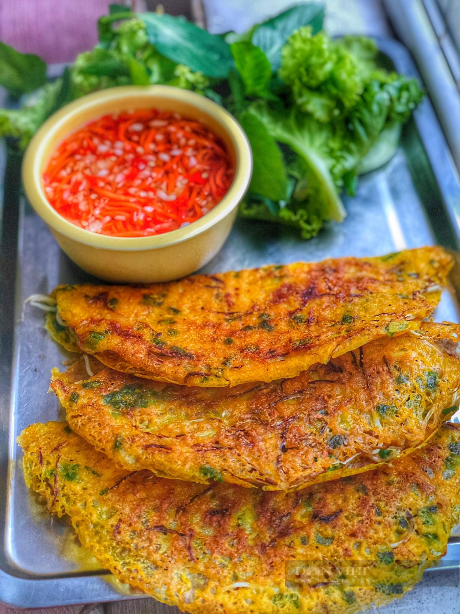 Thưởng thức bánh xèo nóng hổi giòn thơm cùng nước mắm chua ngọt và rau sống các loại vào chiều mưa lạnh rất thích hợp.    