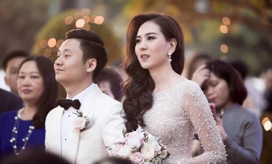Sáng 1/4, MC Mai Ngọc bất ngờ thông báo ly hôn sau 17 năm gắn bó với chồng doanh nhân. Được biết Mai Ngọc và chồng cũ - Nam Lê đã ở bên nhau từ khi còn học cấp 3. Cô viết: 