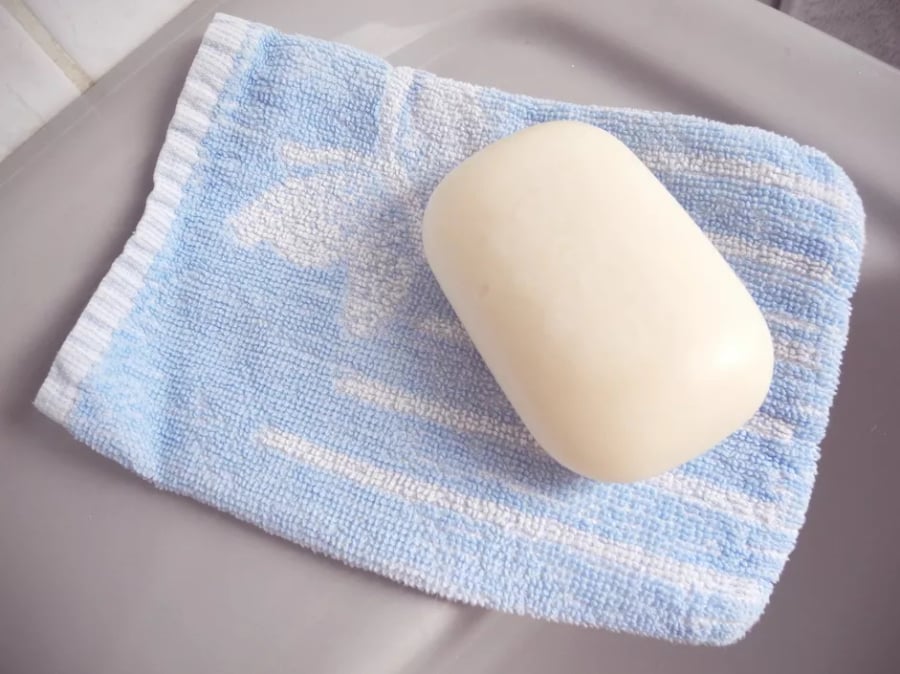 Xà phòng sẽ giúp thu hút và giữ lại các mảnh kính nhỏ