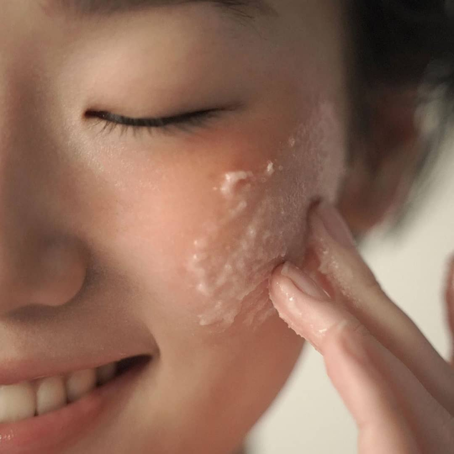 Nếu chúng ta dùng quá nhiều, da không những không thể hấp thụ hết mà còn giảm hiệu quả của các sản phẩm.