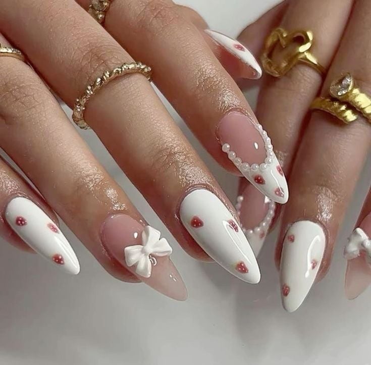 Những hoạ tiết quả dâu với các kích thước khác nhau được kết hợp khéo léo với charm hay đá đính sẽ càng hút mắt.