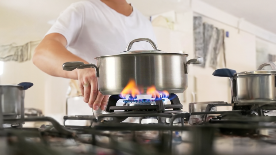 Nồi vừa rửa còn ướt đáy đặt lên bếp gas gây nhiều cái hại