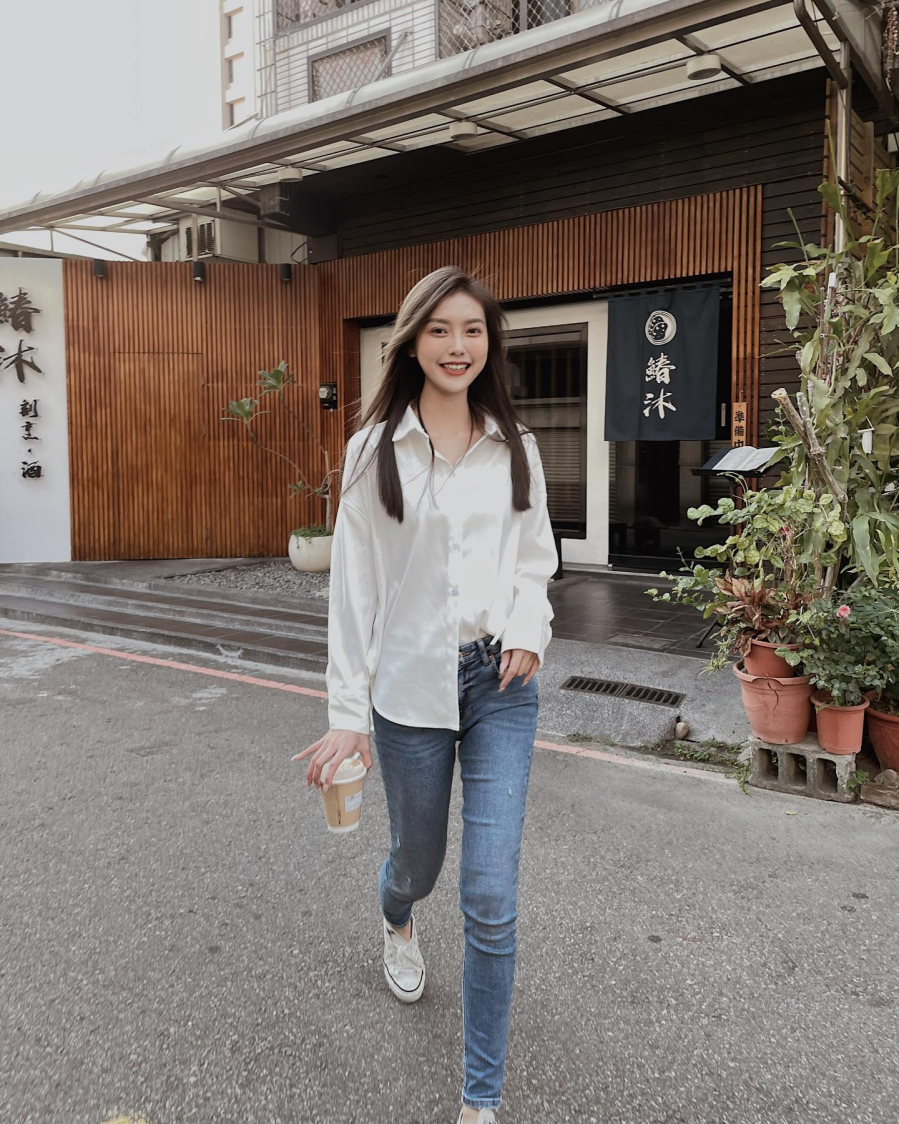 Áo sơ min và quần jeans lại mang cảm giác thoải mái, năng động.