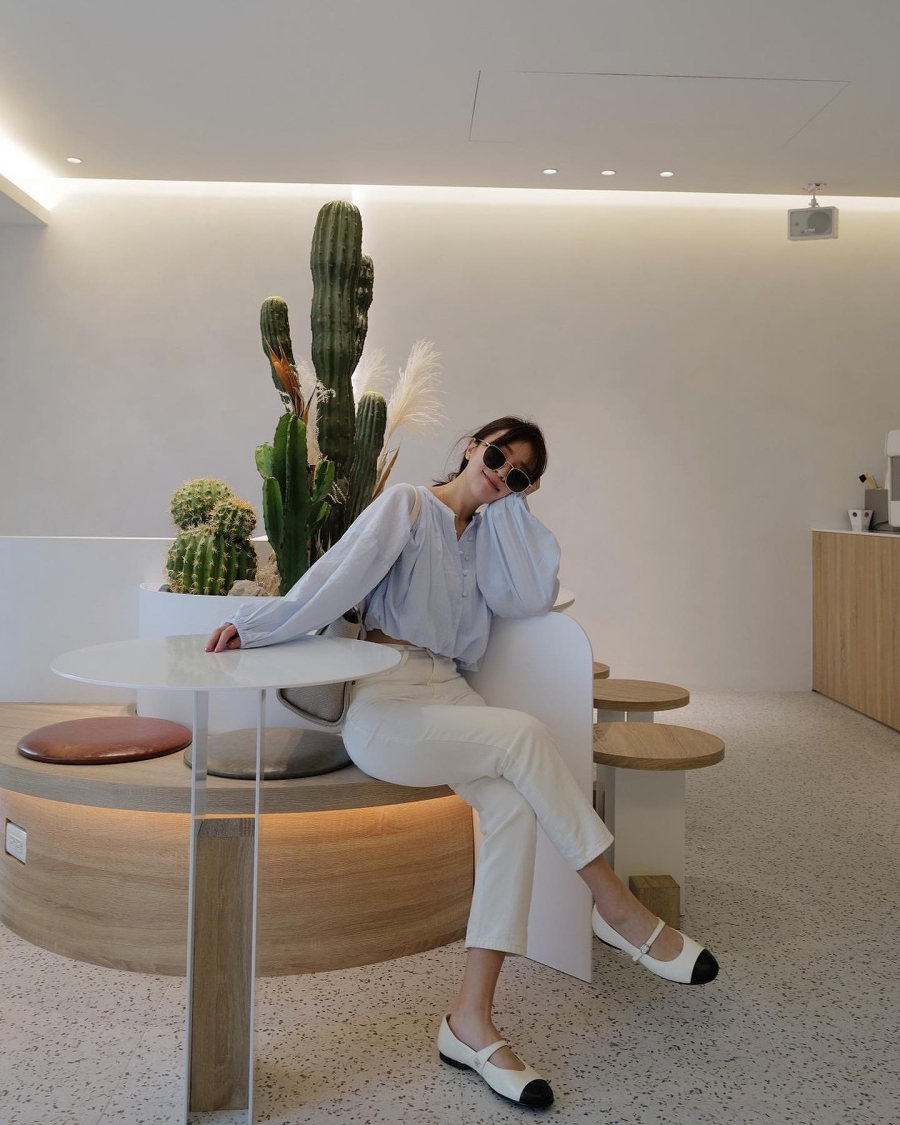 Hoàn thiện set đồ với 1 đôi sandal, giày bệt hoặc cao gót mảnh mai là bạn đã có set đồ thu hút tuyệt đối. 
