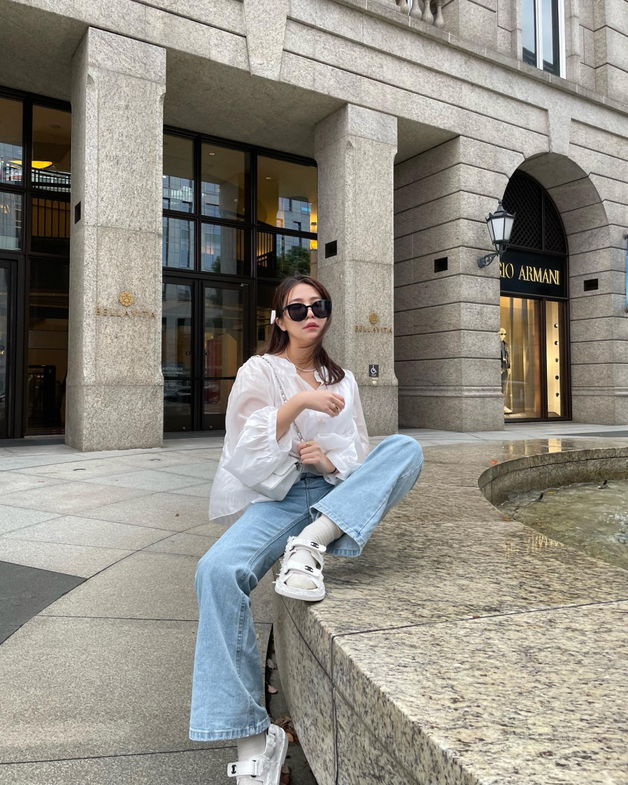 Quần jeans và áo sơ mi dáng oversized suông rộng rất cá tính